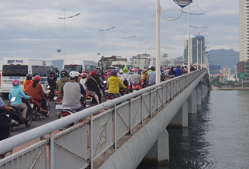 Sửa cầu, hàng trăm phương tiện “ngộp thở” vào nội đô Nha Trang - 2 Sửa cầu, hàng trăm phương tiện “ngộp thở” vào nội đô Nha Trang - 2