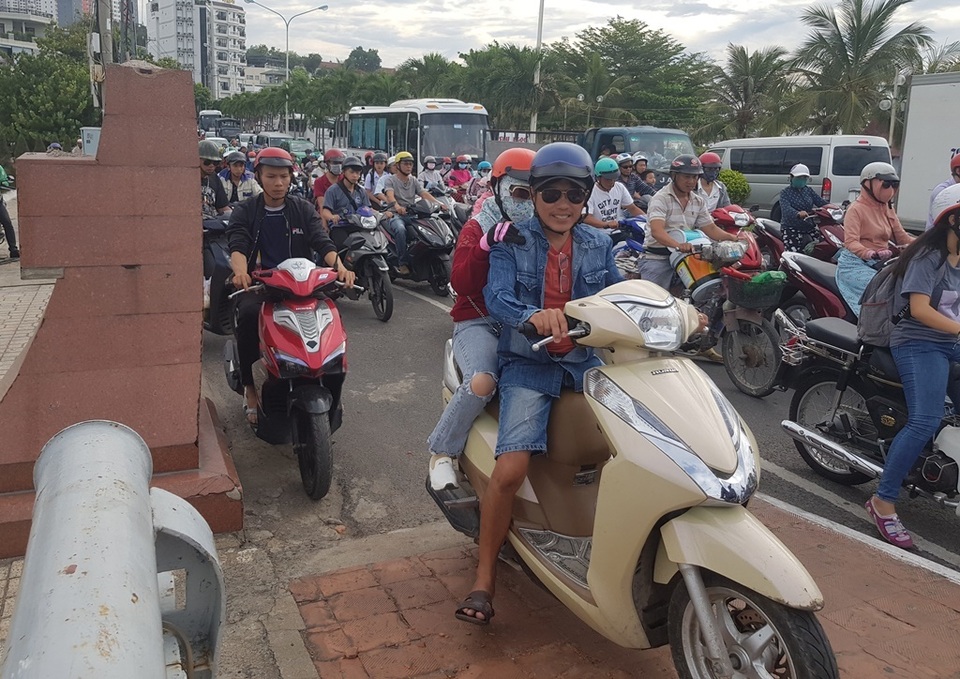 Sửa cầu, hàng trăm phương tiện “ngộp thở” vào nội đô Nha Trang - 4 Sửa cầu, hàng trăm phương tiện “ngộp thở” vào nội đô Nha Trang - 4