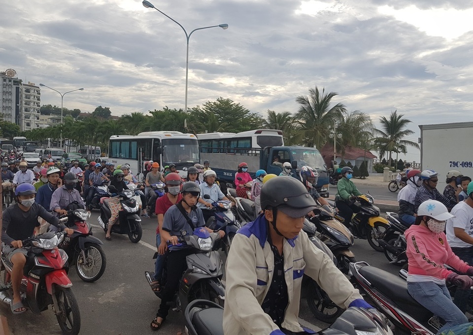 Sửa cầu, hàng trăm phương tiện “ngộp thở” vào nội đô Nha Trang - 3 Sửa cầu, hàng trăm phương tiện “ngộp thở” vào nội đô Nha Trang - 3