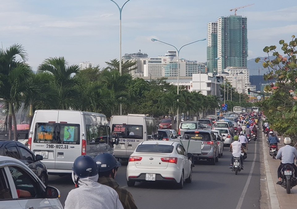 Sửa cầu, hàng trăm phương tiện “ngộp thở” vào nội đô Nha Trang - 6 Sửa cầu, hàng trăm phương tiện “ngộp thở” vào nội đô Nha Trang - 6