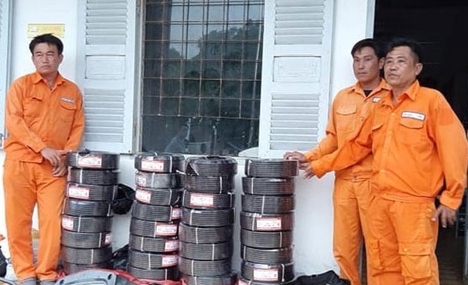 3 đối tượng giả danh nhân viên ngành điện bán đồ dởm bị bắt giữ - 1