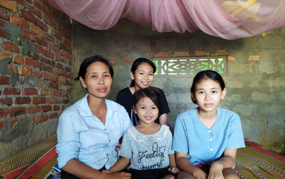 Người đàn bà goá cùng 4 con thơ trong căn nhà rách nát với ký ức kinh hoàng! - 10 Người đàn bà goá cùng 4 con thơ trong căn nhà rách nát với ký ức kinh hoàng! - 10