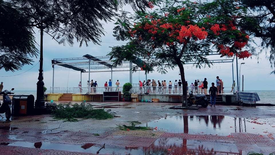 Bất chấp sóng to, nhiều du khách ra bờ biển Đồ Sơn đùa giỡn, chụp ảnh - 6 Bất chấp sóng to, nhiều du khách ra bờ biển Đồ Sơn đùa giỡn, chụp ảnh - 6