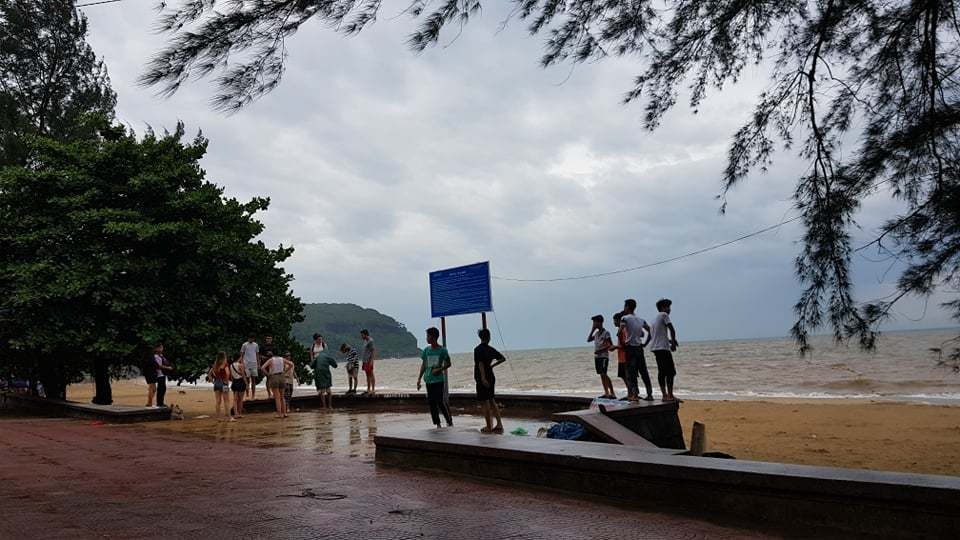 Bất chấp sóng to, nhiều du khách ra bờ biển Đồ Sơn đùa giỡn, chụp ảnh - 1 Bất chấp sóng to, nhiều du khách ra bờ biển Đồ Sơn đùa giỡn, chụp ảnh - 1