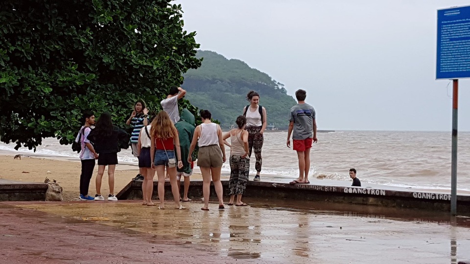 Bất chấp sóng to, nhiều du khách ra bờ biển Đồ Sơn đùa giỡn, chụp ảnh - 7 Bất chấp sóng to, nhiều du khách ra bờ biển Đồ Sơn đùa giỡn, chụp ảnh - 7