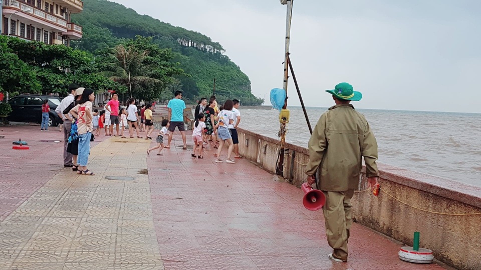 Bất chấp sóng to, nhiều du khách ra bờ biển Đồ Sơn đùa giỡn, chụp ảnh - 5 Bất chấp sóng to, nhiều du khách ra bờ biển Đồ Sơn đùa giỡn, chụp ảnh - 5