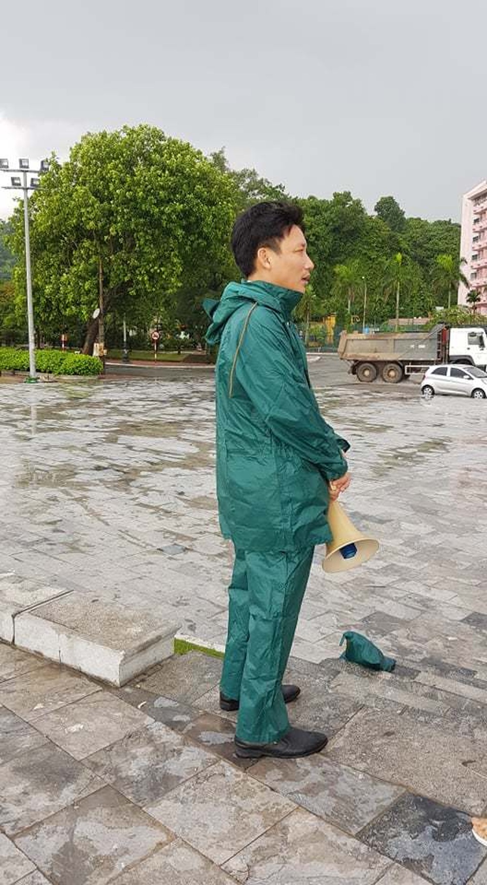 Bất chấp sóng to, nhiều du khách ra bờ biển Đồ Sơn đùa giỡn, chụp ảnh - 4 Bất chấp sóng to, nhiều du khách ra bờ biển Đồ Sơn đùa giỡn, chụp ảnh - 4