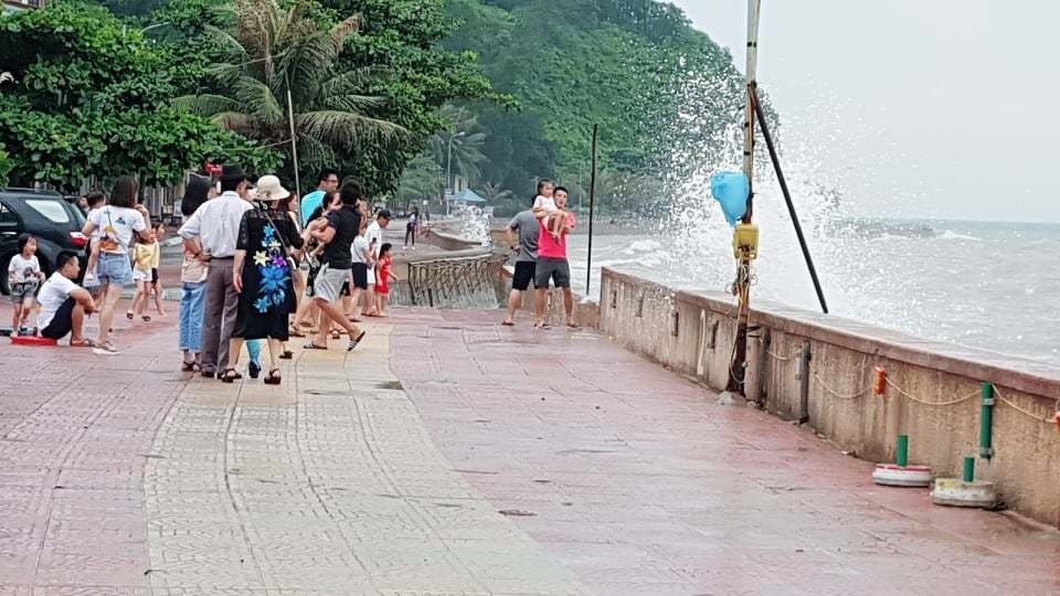 Bất chấp sóng to, nhiều du khách ra bờ biển Đồ Sơn đùa giỡn, chụp ảnh - 10 Bất chấp sóng to, nhiều du khách ra bờ biển Đồ Sơn đùa giỡn, chụp ảnh - 10