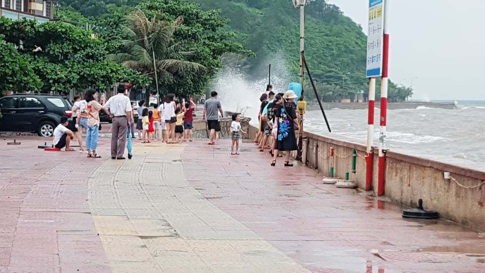 Bất chấp sóng to, nhiều du khách ra bờ biển Đồ Sơn đùa giỡn, chụp ảnh - 9 Bất chấp sóng to, nhiều du khách ra bờ biển Đồ Sơn đùa giỡn, chụp ảnh - 9