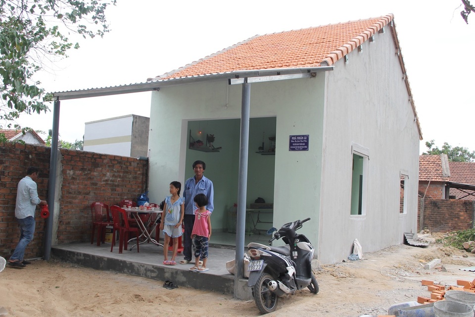Bạn đọc Dân trí cùng mạnh thường quân giúp người cha bị bệnh lao nuôi 3 con thơ xây nhà mới - 1 Bạn đọc Dân trí cùng mạnh thường quân giúp người cha bị bệnh lao nuôi 3 con thơ xây nhà mới - 1