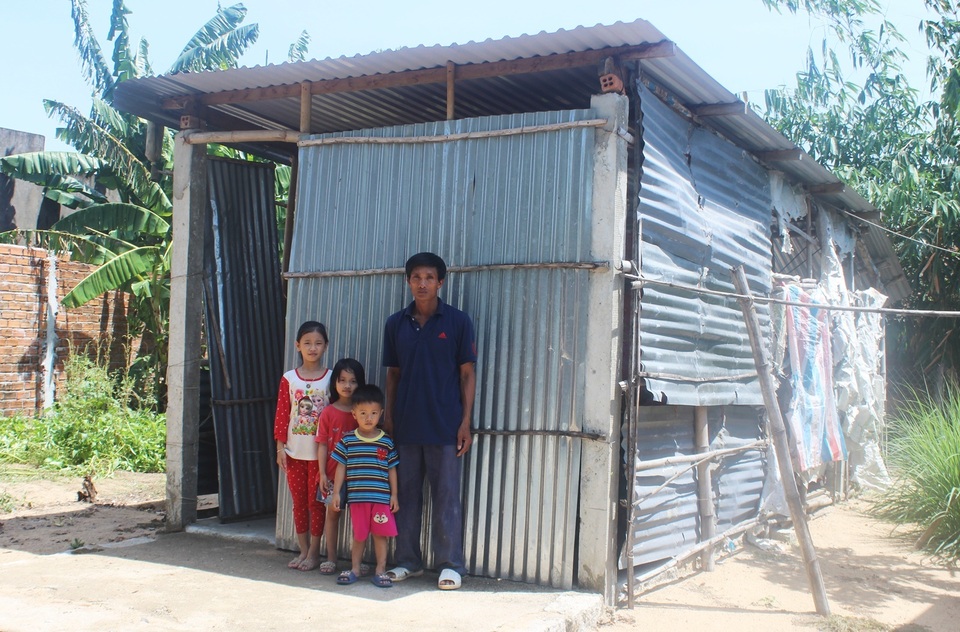Bạn đọc Dân trí cùng mạnh thường quân giúp người cha bị bệnh lao nuôi 3 con thơ xây nhà mới - 2 Bạn đọc Dân trí cùng mạnh thường quân giúp người cha bị bệnh lao nuôi 3 con thơ xây nhà mới - 2