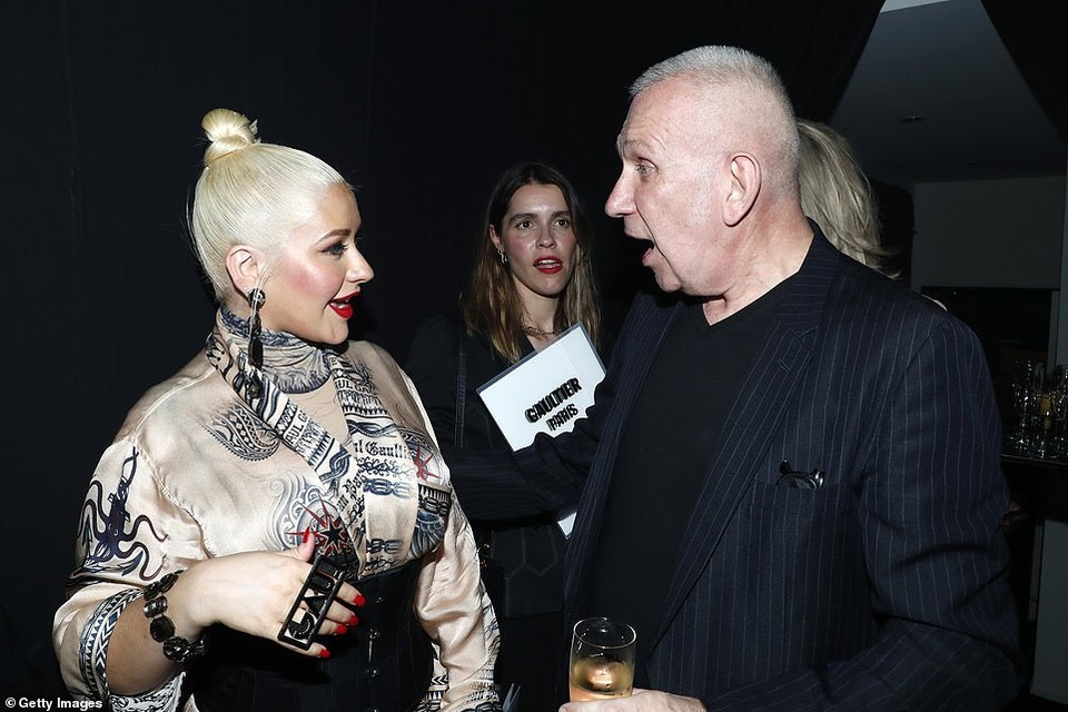 Ca sỹ Christina Aguilera bất ngờ tái xuất - 11