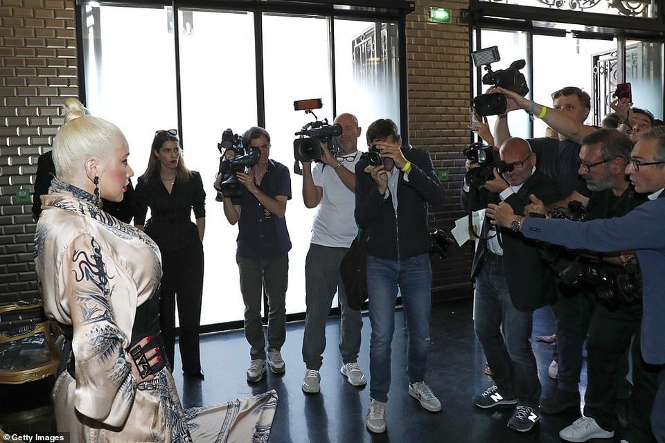 Ca sỹ Christina Aguilera bất ngờ tái xuất - 12