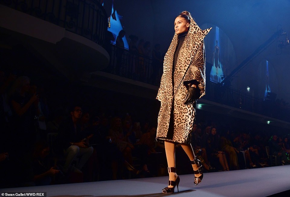 Ca sỹ Christina Aguilera bất ngờ tái xuất - 13