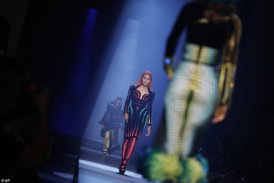 Ca sỹ Christina Aguilera bất ngờ tái xuất - 16