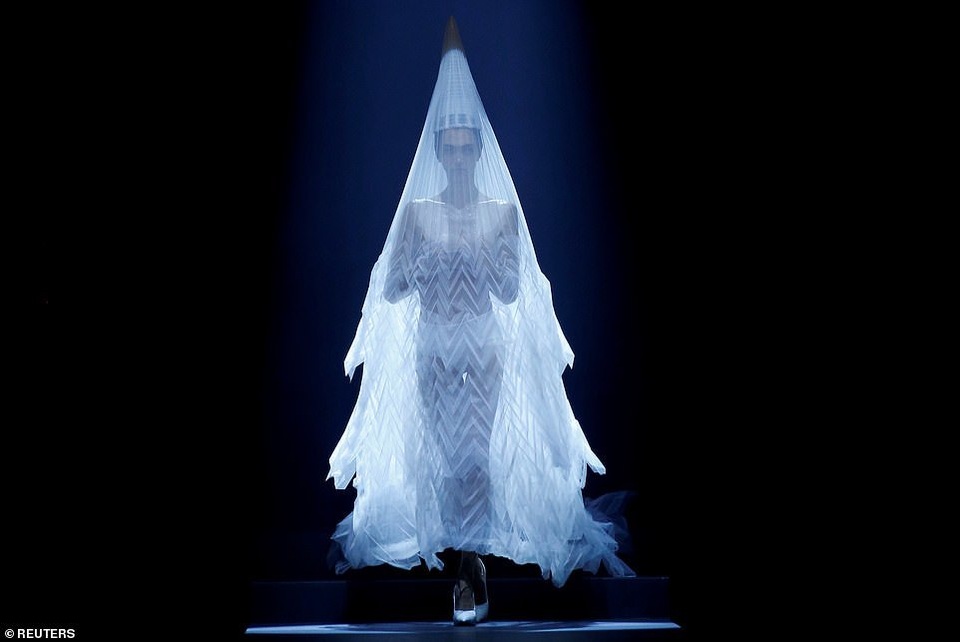 Ca sỹ Christina Aguilera bất ngờ tái xuất - 15