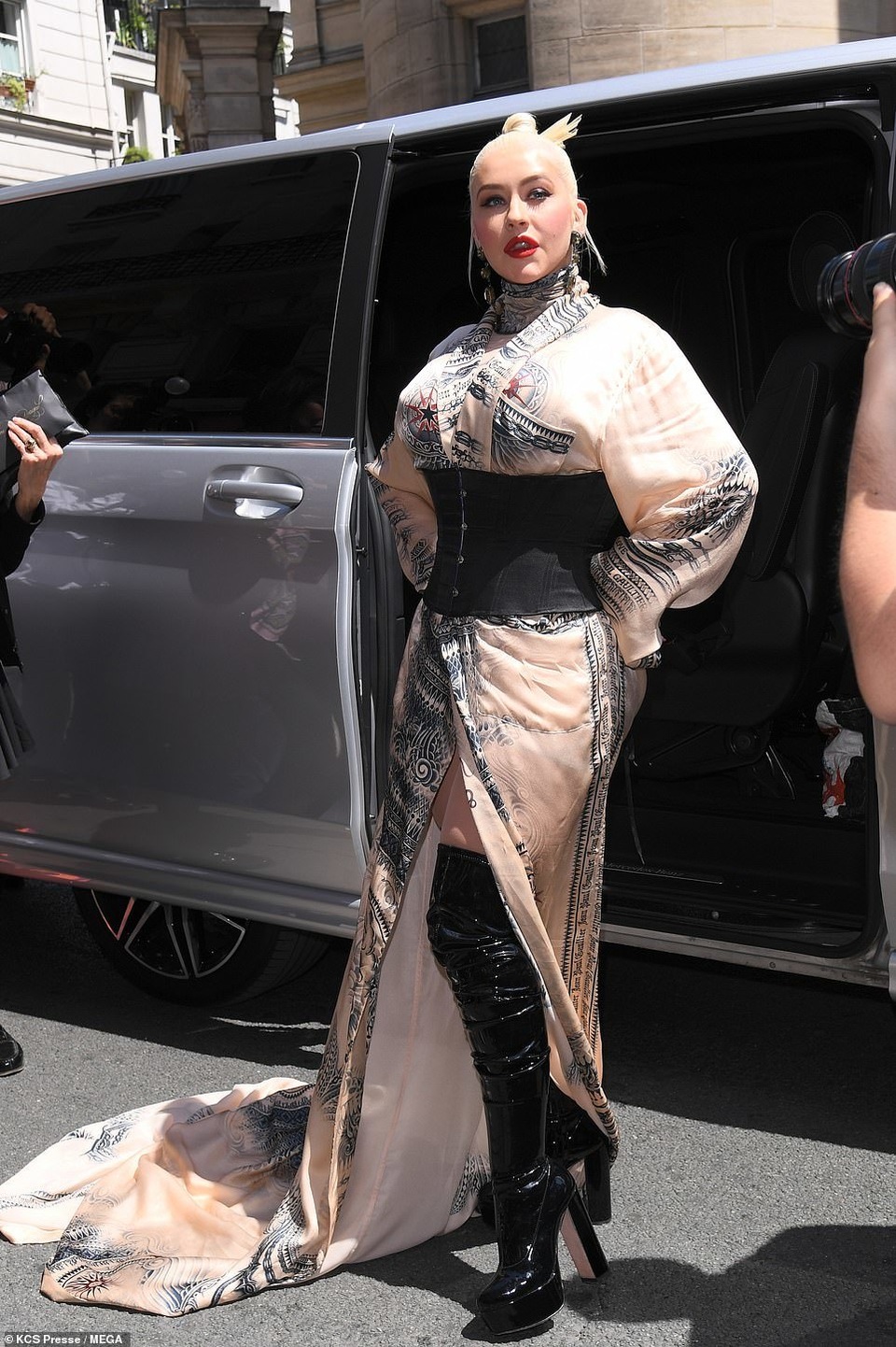 Ca sỹ Christina Aguilera bất ngờ tái xuất - 2