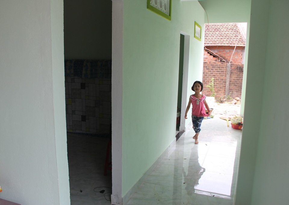 Bạn đọc Dân trí cùng mạnh thường quân giúp người cha bị bệnh lao nuôi 3 con thơ xây nhà mới - 4 Bạn đọc Dân trí cùng mạnh thường quân giúp người cha bị bệnh lao nuôi 3 con thơ xây nhà mới - 4