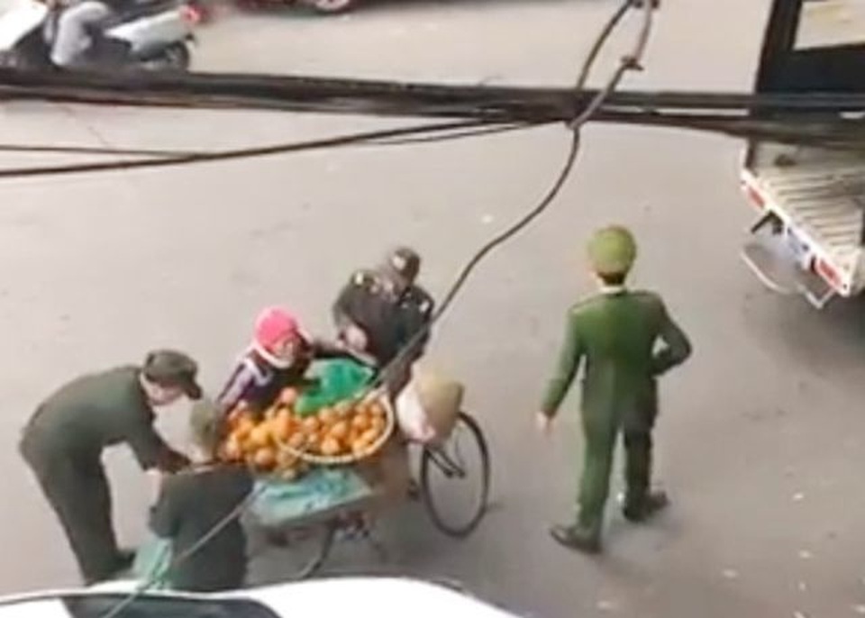 Thu hàng của người bán hàng rong nhưng không lập biên bản là trái pháp luật! - 1 Thu hàng của người bán hàng rong nhưng không lập biên bản là trái pháp luật! - 1