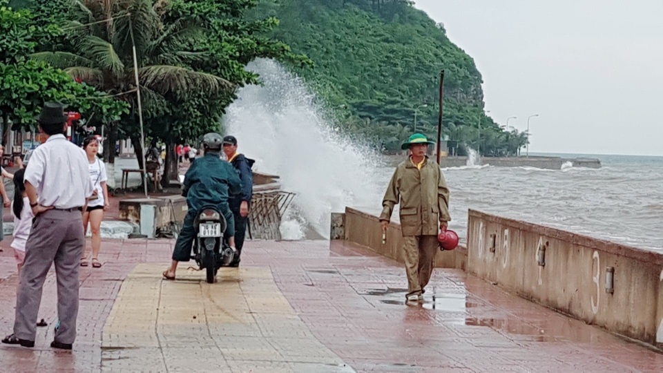 Bạch Long Vĩ đã có gió cấp 7 - 8, Đồ Sơn sóng biển dâng cao - 6 Bạch Long Vĩ đã có gió cấp 7 - 8, Đồ Sơn sóng biển dâng cao - 6