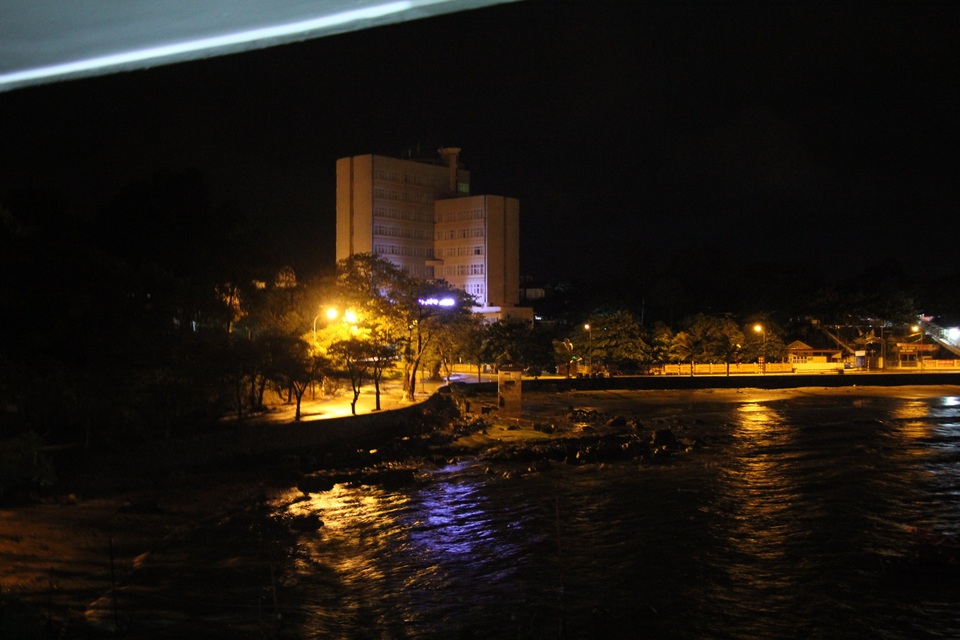 Hải Phòng mưa lớn, biển động; Quảng Ninh giải cứu 8 ngư dân mắc kẹt - 1 Hải Phòng mưa lớn, biển động; Quảng Ninh giải cứu 8 ngư dân mắc kẹt - 1