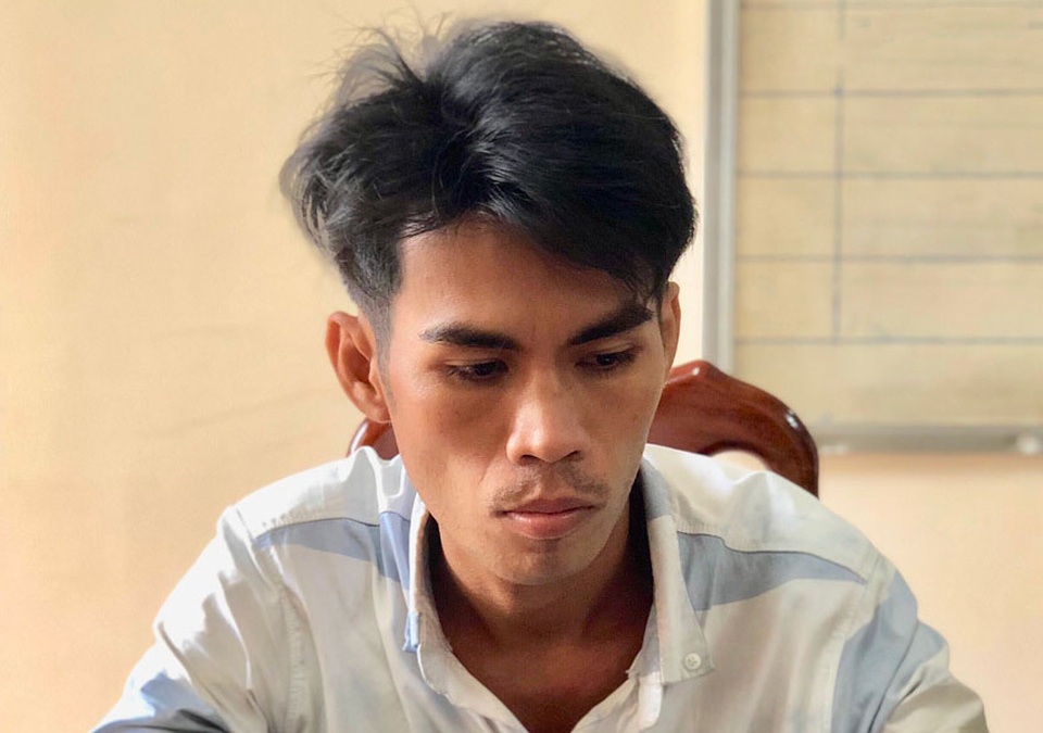 Bắt giữ nghi can giết người đàn ông đòi quan hệ đồng tính trong phòng trọ - 1 Bắt giữ nghi can giết người đàn ông đòi quan hệ đồng tính trong phòng trọ - 1