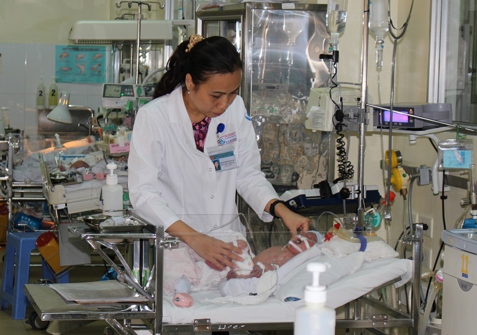 Hạ thân nhiệt cứu cháu bé đẻ rơi bị ngạt nặng - 1 Hạ thân nhiệt cứu cháu bé đẻ rơi bị ngạt nặng - 1