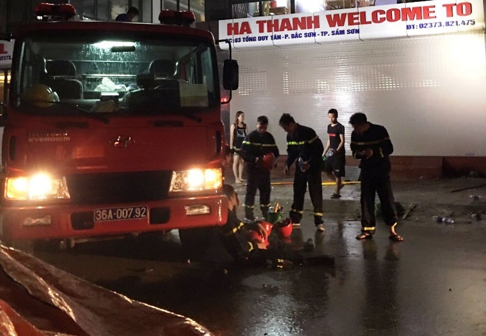 Lửa thiêu rụi nhiều ki ốt tại thành phố Sầm Sơn - 3 Lửa thiêu rụi nhiều ki ốt tại thành phố Sầm Sơn - 3
