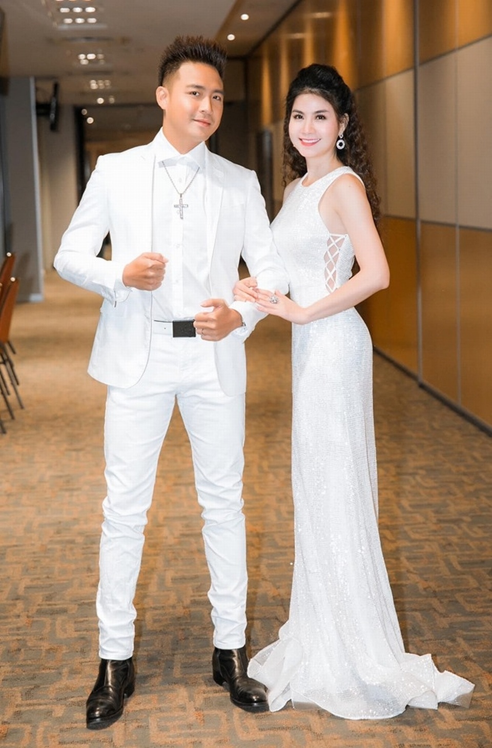 “Nam thần” bị “tố” hờ hững khi đóng cảnh hôn vợ nhưng lại nồng nhiệt với… bạn diễn - 1 “Nam thần” bị “tố” hờ hững khi đóng cảnh hôn vợ nhưng lại nồng nhiệt với… bạn diễn - 1