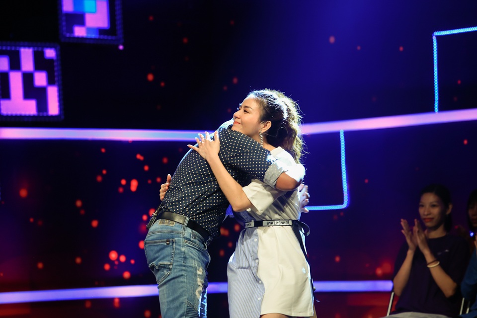 “Nam thần” bị “tố” hờ hững khi đóng cảnh hôn vợ nhưng lại nồng nhiệt với… bạn diễn - 4 “Nam thần” bị “tố” hờ hững khi đóng cảnh hôn vợ nhưng lại nồng nhiệt với… bạn diễn - 4