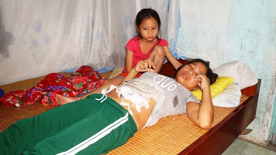 Bố bị bò húc chết, mẹ lâm bệnh nặng, 3 đứa trẻ mịt mờ tương lai - 1 Bố bị bò húc chết, mẹ lâm bệnh nặng, 3 đứa trẻ mịt mờ tương lai - 1