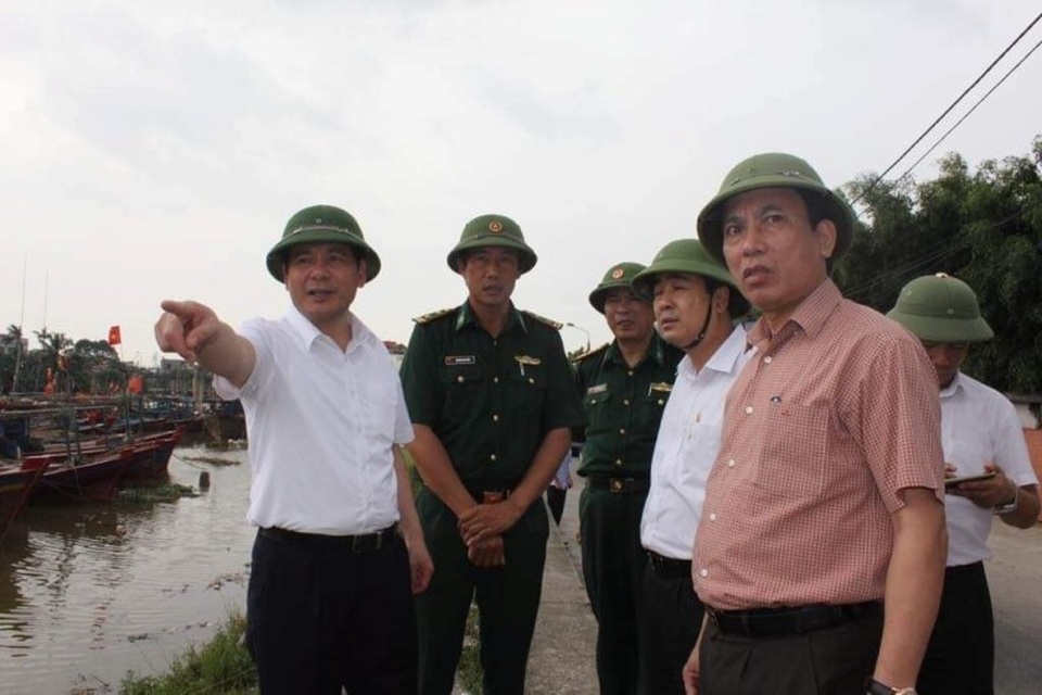 Hải Phòng mưa lớn, biển động; Quảng Ninh giải cứu 8 ngư dân mắc kẹt - 8 Hải Phòng mưa lớn, biển động; Quảng Ninh giải cứu 8 ngư dân mắc kẹt - 8