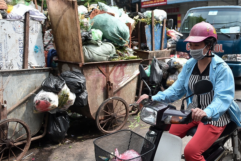Rác thải lại ùn ứ khắp nội thành Hà Nội - 8 Rác thải lại ùn ứ khắp nội thành Hà Nội - 8