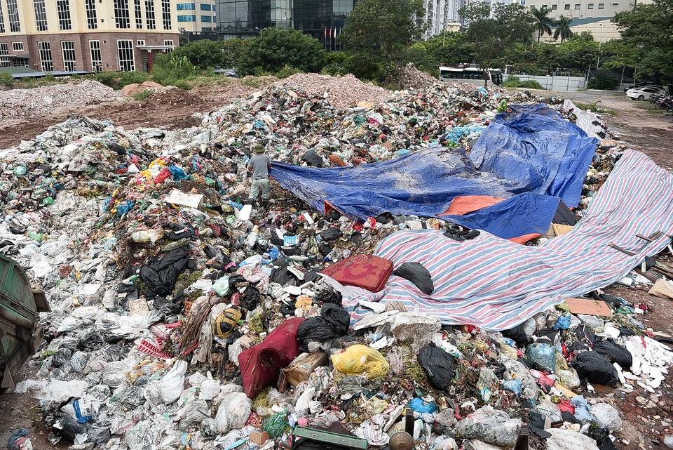 Rác thải lại ùn ứ khắp nội thành Hà Nội - 9 Rác thải lại ùn ứ khắp nội thành Hà Nội - 9