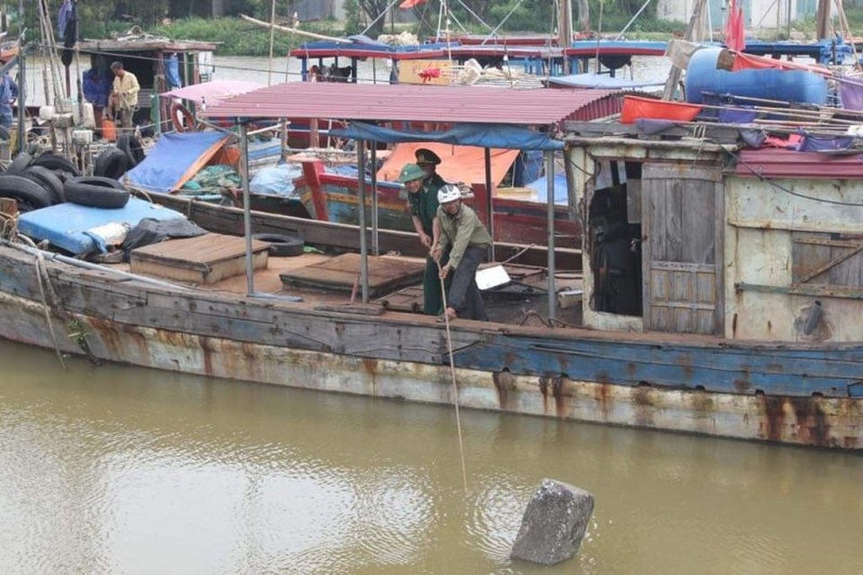 Hải Phòng mưa lớn, biển động; Quảng Ninh giải cứu 8 ngư dân mắc kẹt - 7 Hải Phòng mưa lớn, biển động; Quảng Ninh giải cứu 8 ngư dân mắc kẹt - 7