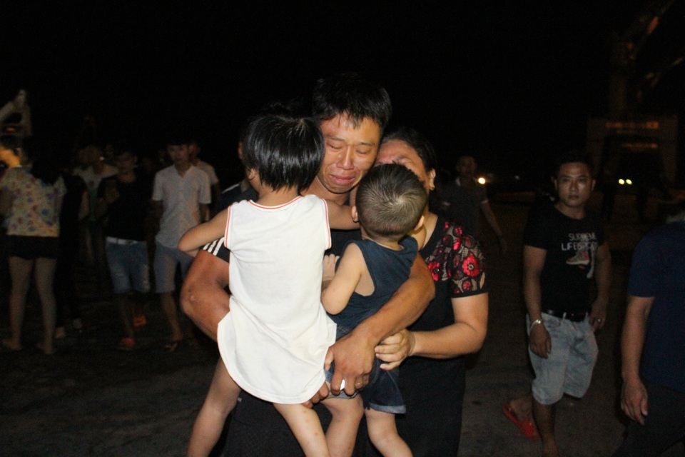 Vụ 9 thuyền viên mất tích: Làng biển đẫm nước mắt đón 7 ngư dân trở về - 6 Vụ 9 thuyền viên mất tích: Làng biển đẫm nước mắt đón 7 ngư dân trở về - 6