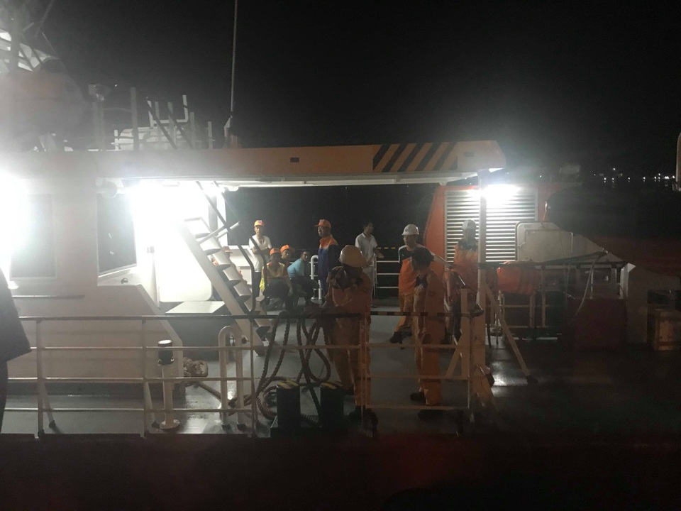 Vụ 9 thuyền viên mất tích: Làng biển đẫm nước mắt đón 7 ngư dân trở về - 3 Vụ 9 thuyền viên mất tích: Làng biển đẫm nước mắt đón 7 ngư dân trở về - 3