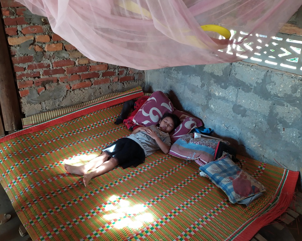 Người đàn bà goá cùng 4 con thơ trong căn nhà rách nát với ký ức kinh hoàng! - 4 Người đàn bà goá cùng 4 con thơ trong căn nhà rách nát với ký ức kinh hoàng! - 4