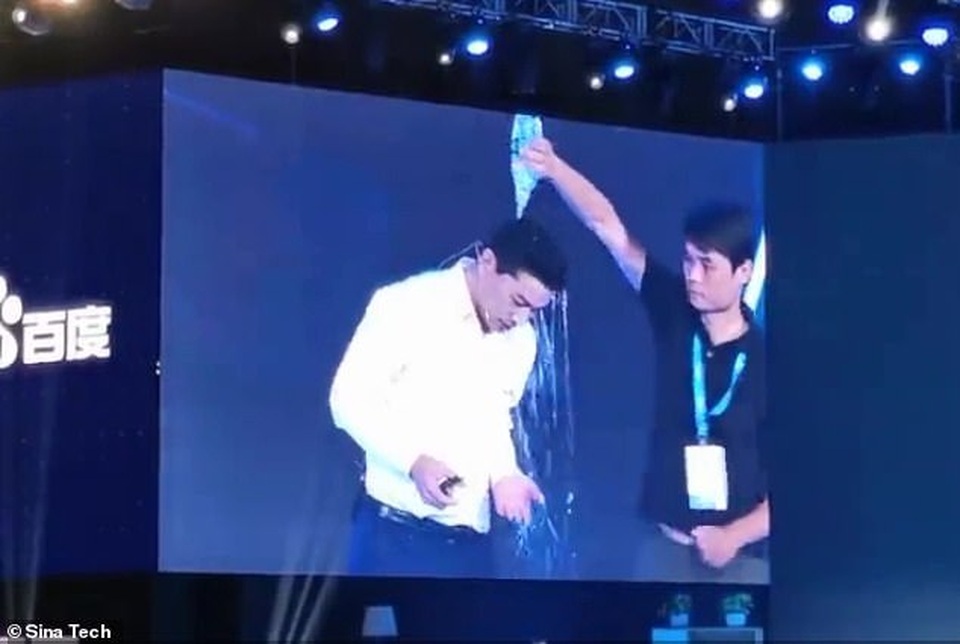 Tỷ phú công nghệ Trung Quốc bị một khán giả đổ chai nước lên đầu trong khi phát biểu về trí tuệ nhân tạo - 1 Tỷ phú công nghệ Trung Quốc bị một khán giả đổ chai nước lên đầu trong khi phát biểu về trí tuệ nhân tạo - 1