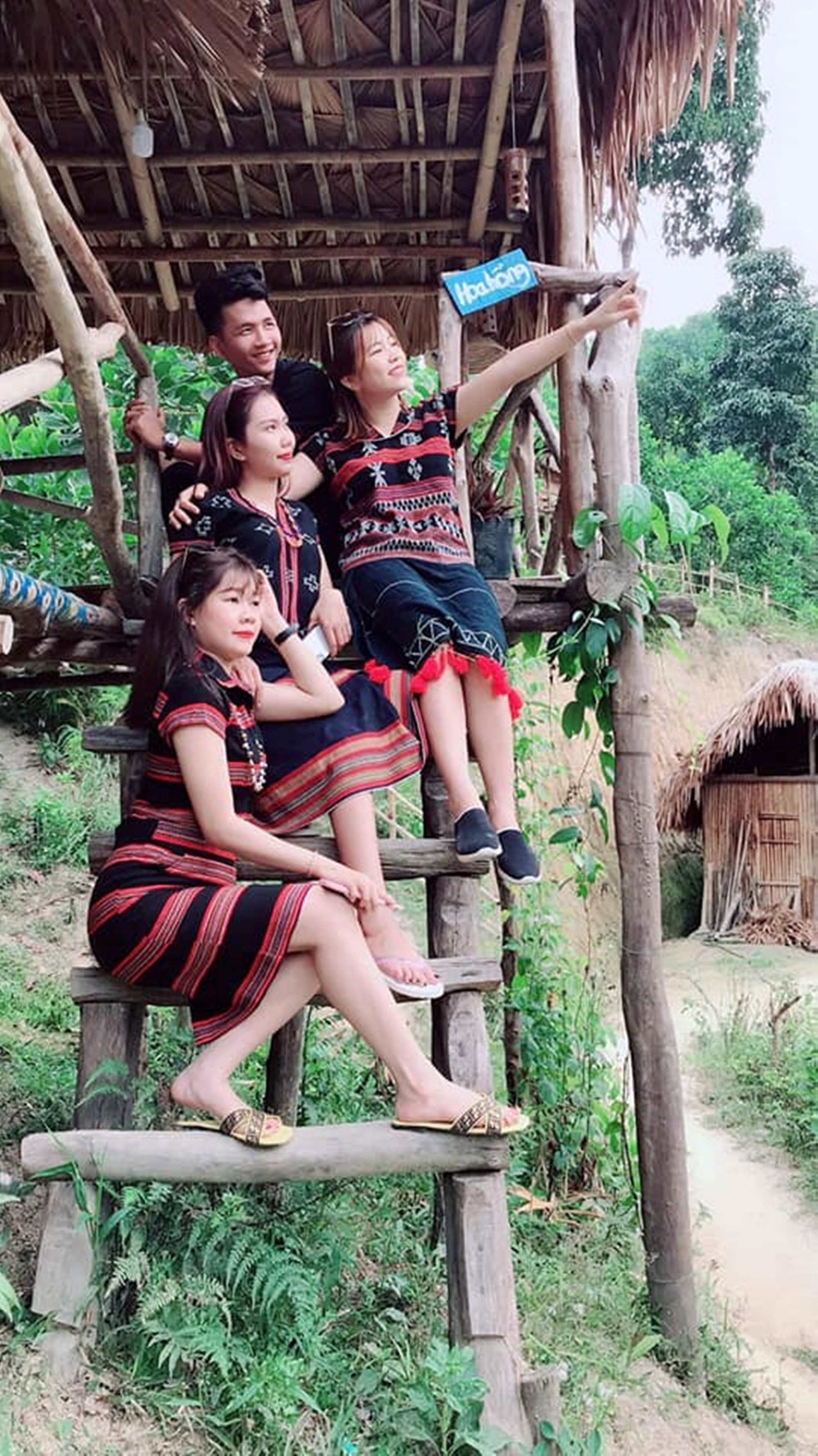 Homestay của cô gái trẻ Cơ tu Homestay của cô gái trẻ Cơ tu
