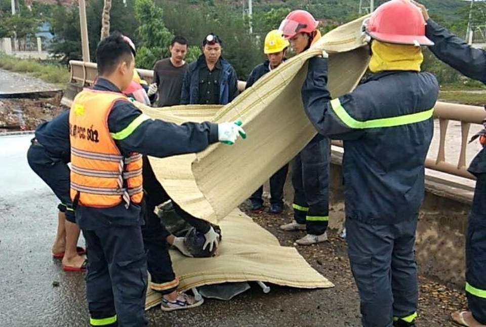 Hố tử thần bất ngờ xuất hiện nuốt chửng 5 người, 2 người tử vong - 4 Hố tử thần bất ngờ xuất hiện nuốt chửng 5 người, 2 người tử vong - 4
