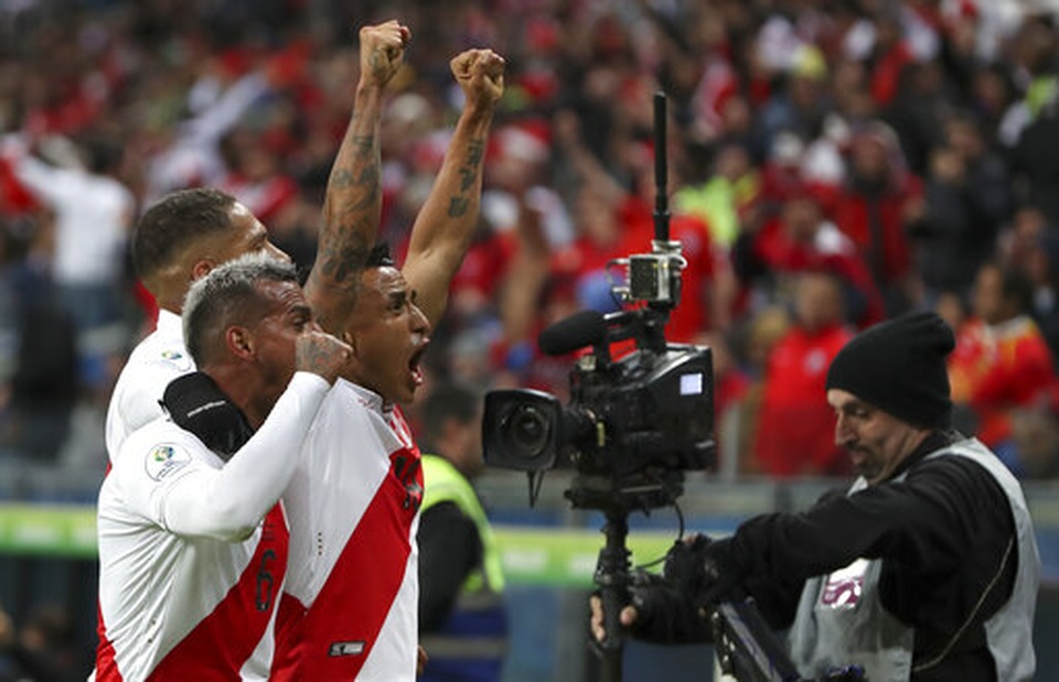 Thắng sốc Chile 3 bàn, Peru gặp Brazil ở chung kết Copa Americia - 5 Thắng sốc Chile 3 bàn, Peru gặp Brazil ở chung kết Copa Americia - 5