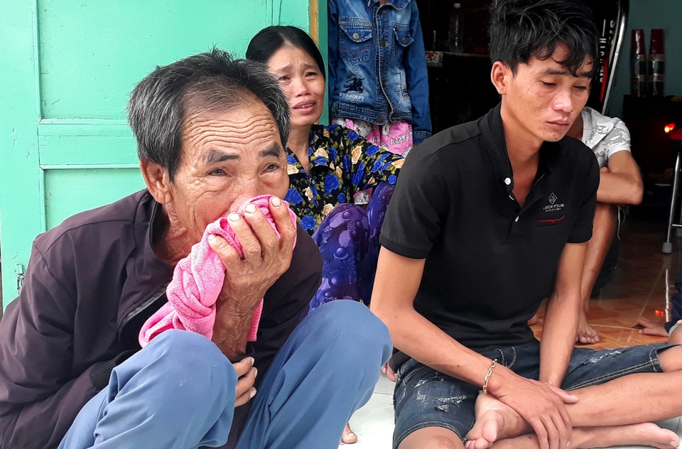 Vụ chìm tàu 5 người chết và mất tích: 5 gia đình nghèo mất đi người trụ cột - 5 Vụ chìm tàu 5 người chết và mất tích: 5 gia đình nghèo mất đi người trụ cột - 5