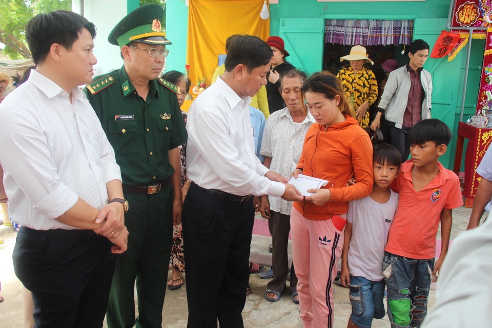 Vụ chìm tàu 5 người chết và mất tích: 5 gia đình nghèo mất đi người trụ cột - 4 Vụ chìm tàu 5 người chết và mất tích: 5 gia đình nghèo mất đi người trụ cột - 4