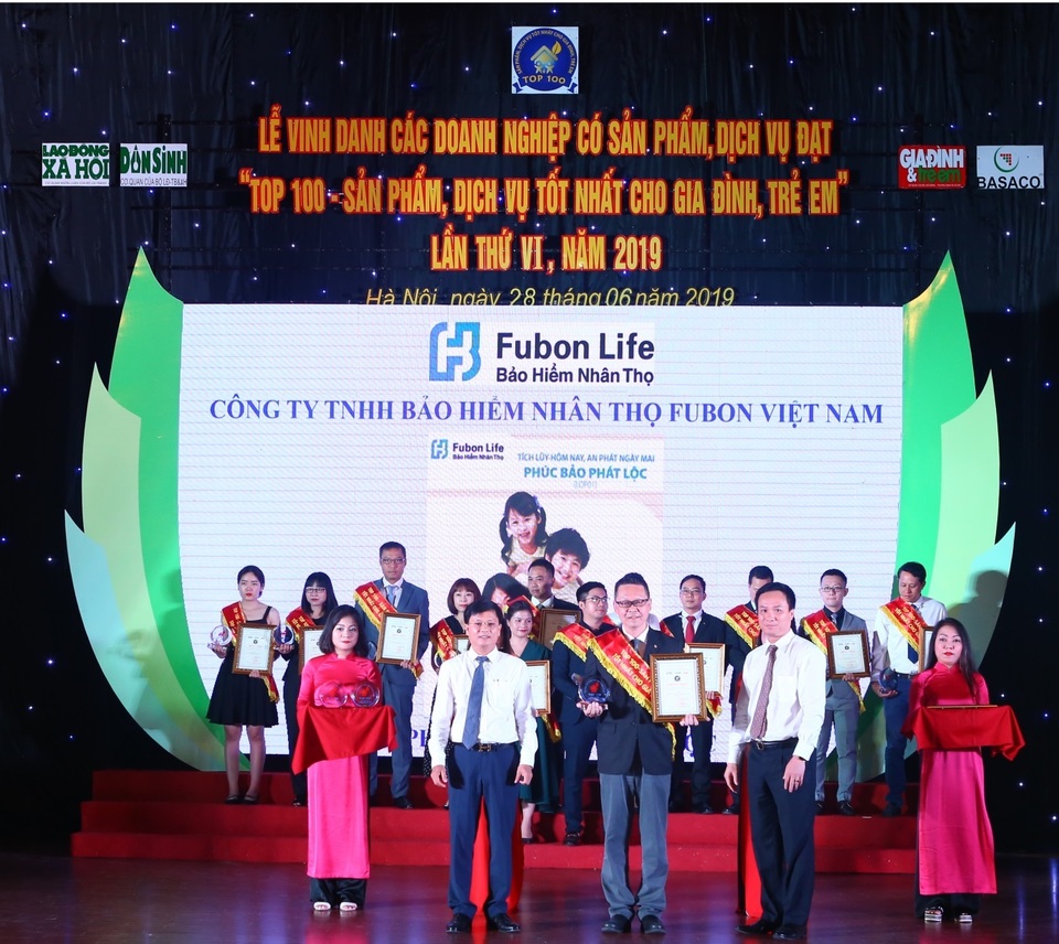 Fubon Life Việt Nam được trao “Bảng Vàng”, 5 lần lọt “Top 100 - Sản phẩm tốt nhất cho gia đình, trẻ em” - 1 Fubon Life Việt Nam được trao “Bảng Vàng”, 5 lần lọt “Top 100 - Sản phẩm tốt nhất cho gia đình, trẻ em” - 1