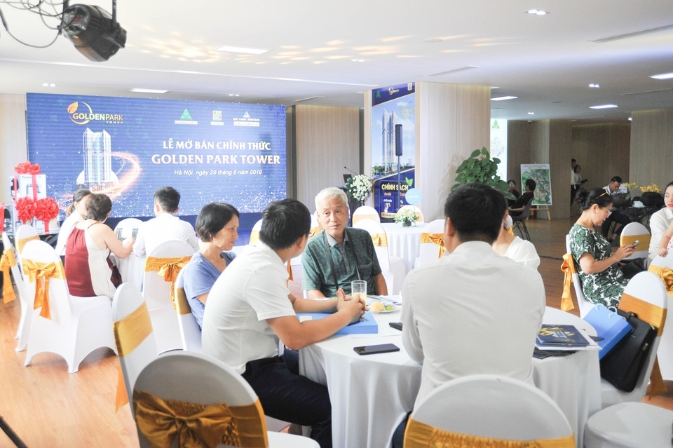Goldenpark Tower hút khách tại sự kiện mở bán chính thức - 2 Goldenpark Tower hút khách tại sự kiện mở bán chính thức - 2