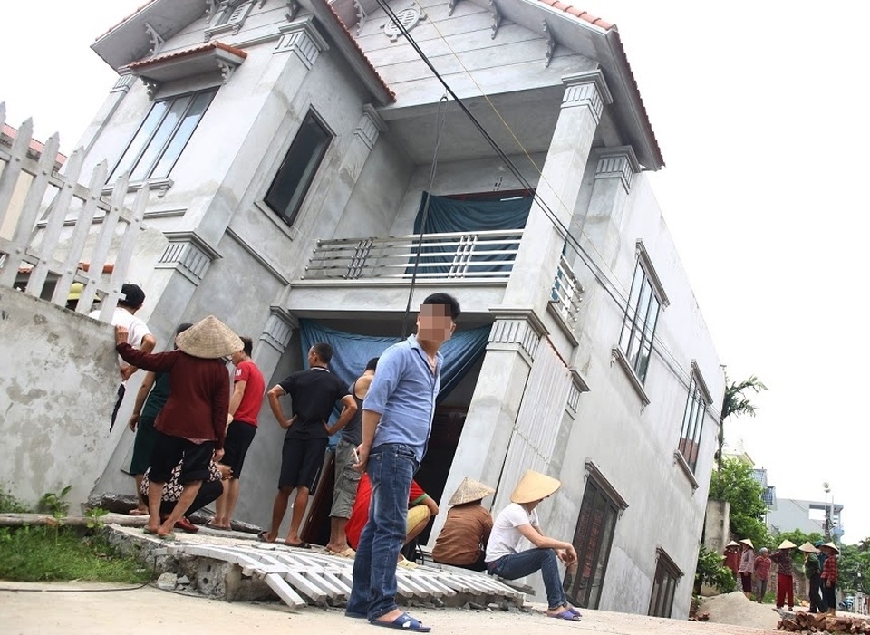 Di dời 3 hộ dân sống sát ngôi nhà bị “hố tử thần” nuốt chửng ở Hà Nội - 1 Di dời 3 hộ dân sống sát ngôi nhà bị “hố tử thần” nuốt chửng ở Hà Nội - 1