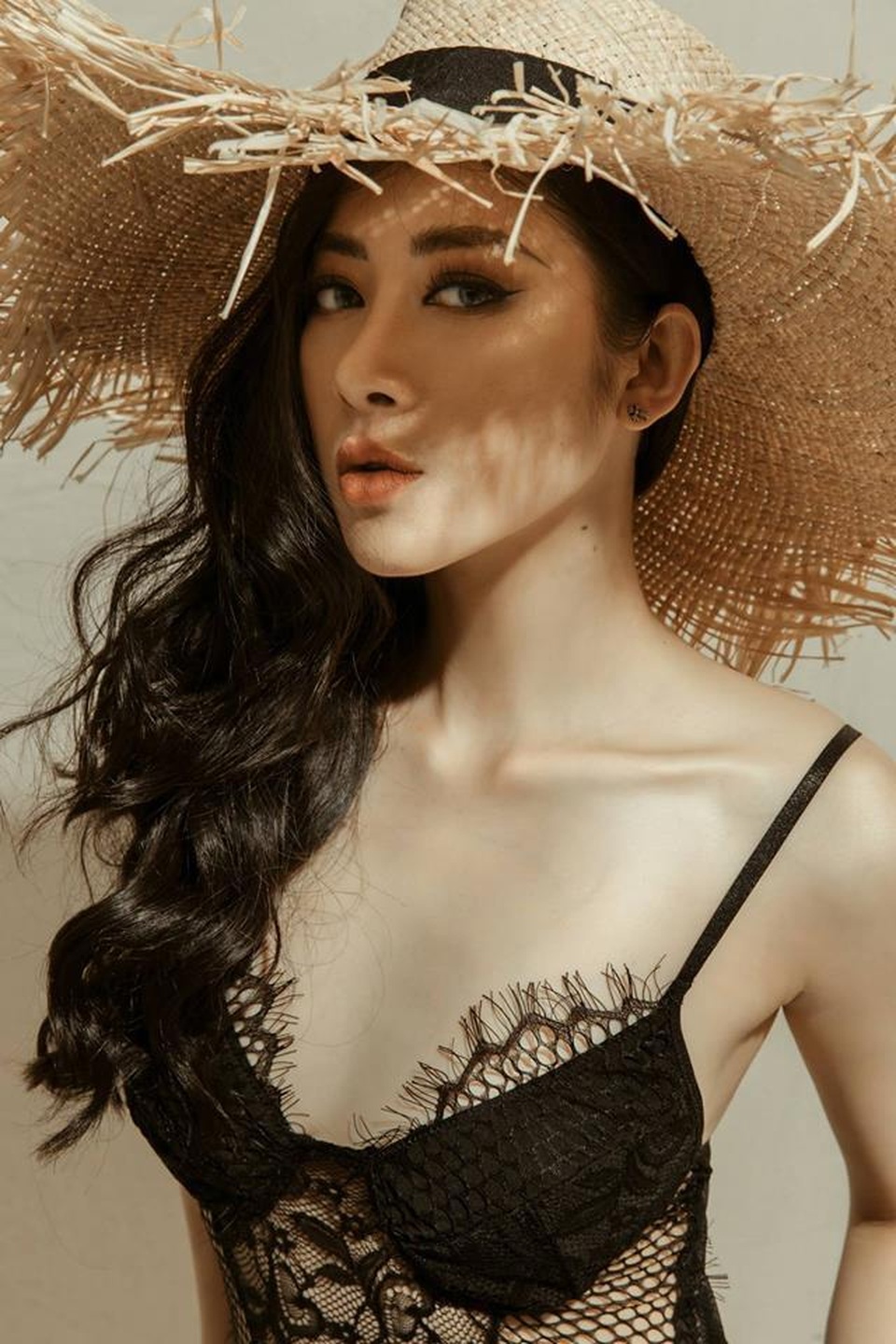 Hot girl Mai Sương: “Tại sao lại gay gắt và thiếu thiện cảm với hai từ đại gia?” - 1 Hot girl Mai Sương: “Tại sao lại gay gắt và thiếu thiện cảm với hai từ đại gia?” - 1