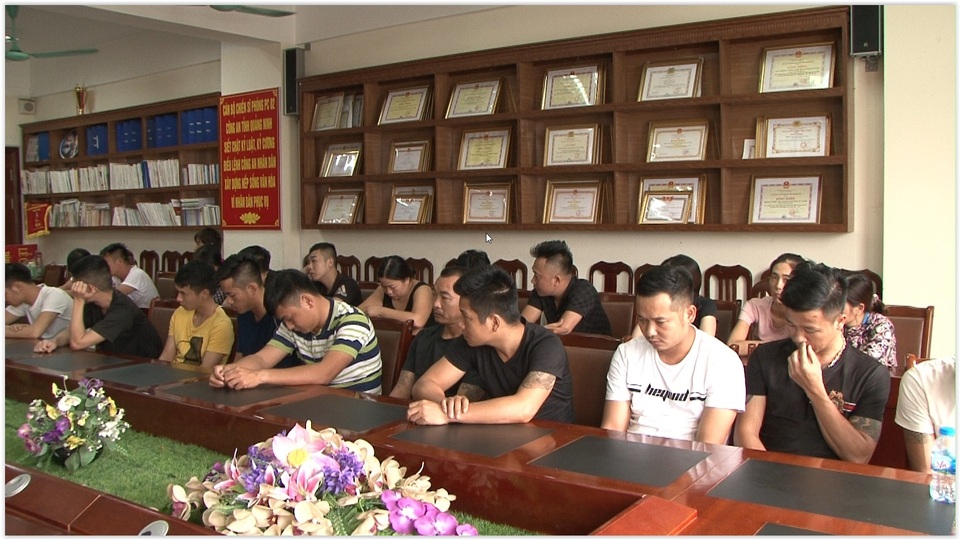 Phá sới bạc “khủng”, tạm giữ 20 đối tượng, thu gần 600 triệu đồng - 1 Phá sới bạc “khủng”, tạm giữ 20 đối tượng, thu gần 600 triệu đồng - 1
