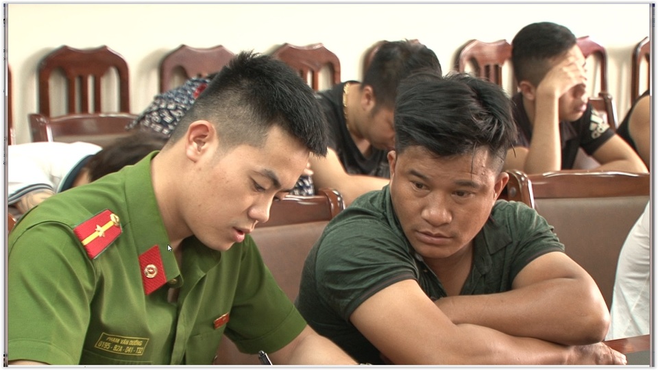 Phá sới bạc “khủng”, tạm giữ 20 đối tượng, thu gần 600 triệu đồng - 3 Phá sới bạc “khủng”, tạm giữ 20 đối tượng, thu gần 600 triệu đồng - 3